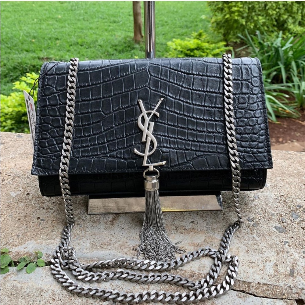 MEDIUM TASSEL IN CROCODILE-EMBOSSED SHINYLEATHER
